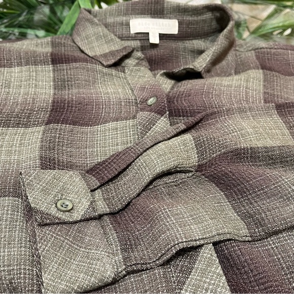 🔥Side Stitch🔥 Long Sleeve Plaid Button Down
Top Size Small - Picture 4 of 6